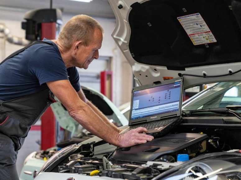 Mechaniker von Autohaus Katzer TOP Markenspezialist für Renault und Dacia führt eine HU/AU an einem Auto durch.