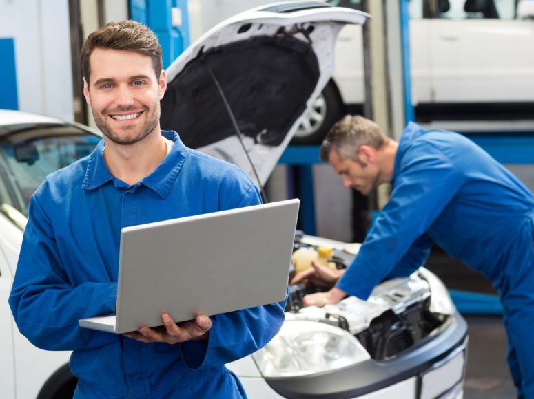 zwei Mechaniker, die die Reparatur und Wartung durchführen bei TOP Markenspezialist Autohaus Katzer, Spezialist für Renault, Dacia in Umgebung Bützow, Güstrow, Rostock, Sternberg, Warin, Neukloster, Schwaan