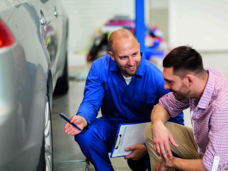 Mechaniker und Kunden besprechen Herstellergarantie beibehalten bei TOP Markenspezialist Autohaus Katzer. Spezialist für Renault, Dacia