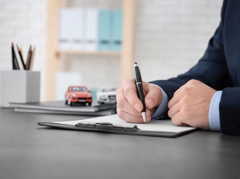 Kunde von Autohaus Katzer TOP Markenspezialist für Renault und Dacia unterzeichnet eine Neuwagen-Vollmacht.